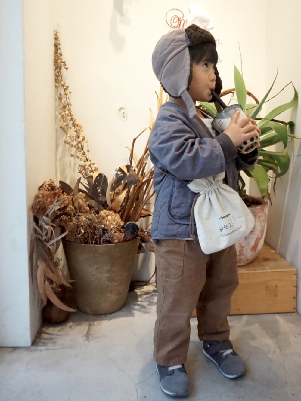 「4歳、男の子、プチプラコーデ、フライトキャップ、ジャケット、ワイドパンツ、tete a tete、テータテート、韓国子供服、タピオカ」｜「tete a teteのアイテム（ノーカラージャケット、グレー系）」を使った、tooowaさん（キッズ・100cm）の冬コーディネートの1枚目の写真