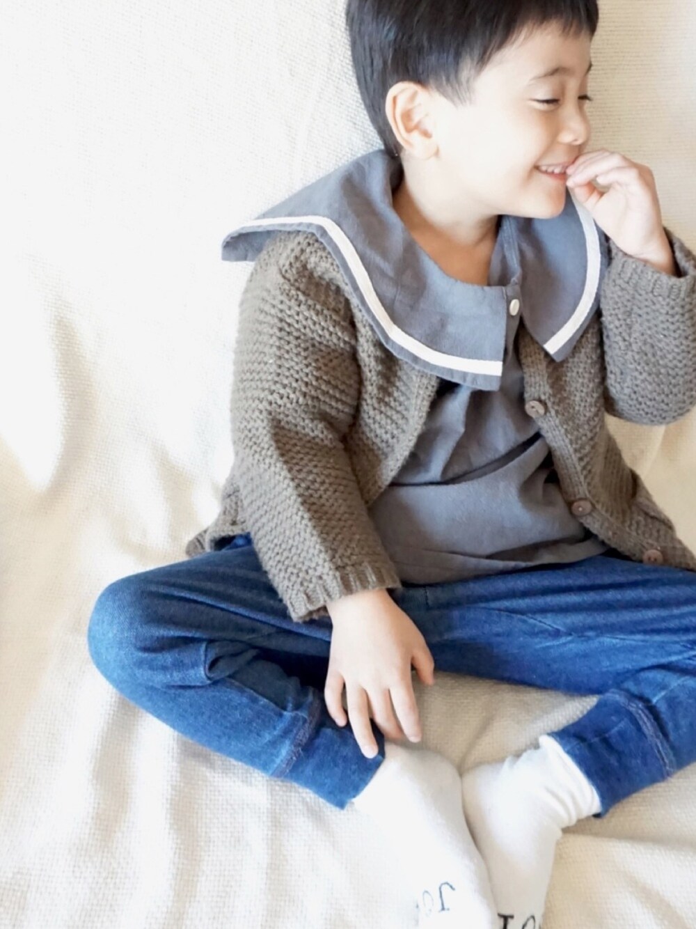 「ブラウン色に染まれ、4歳、おとこのこ、セーラーカラー、セーラー、ざっくりニットカーディガン、カーディガン、韓国子供服、テータテート、tete a tete」｜「Korea(@shop_chaleur)のアイテム（カーディガン/ボレロ、ブラウン系）」を使った、tooowaさん（キッズ・100cm）の冬コーディネートの1枚目の写真