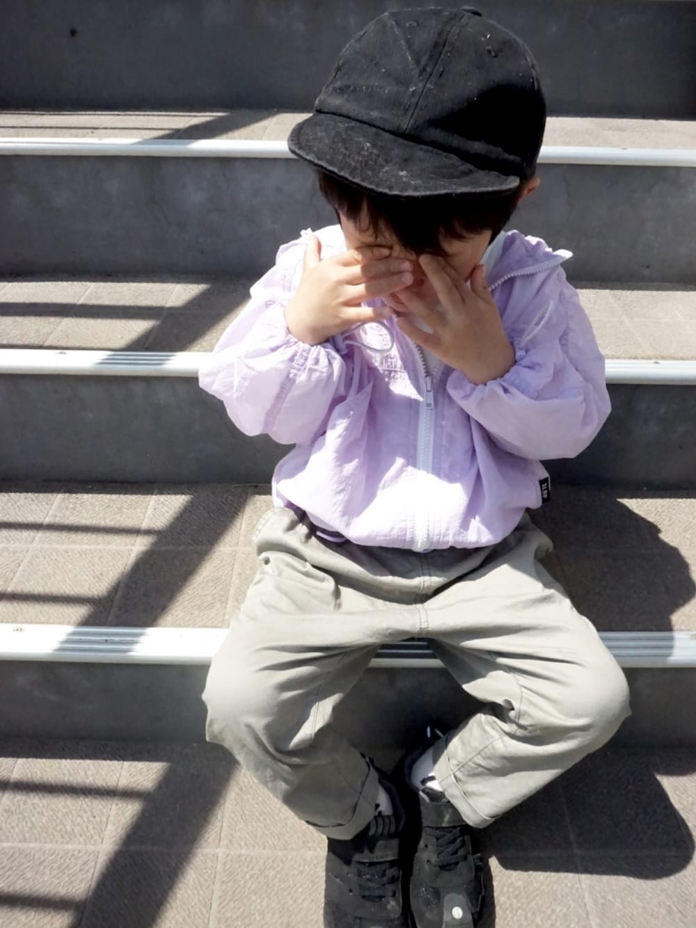「4歳、男の子コーデ、パープル、シアー、ナイロンパーカー、キャップ、IFME、スラップスリップ、SLAPSLIP、PR」｜「SLAP SLIPのSLAP SLIP/ナイロンパーカー（パーカー、パープル系）」を使った、tooowaさん（キッズ・100cm）の春コーディネートの1枚目の写真