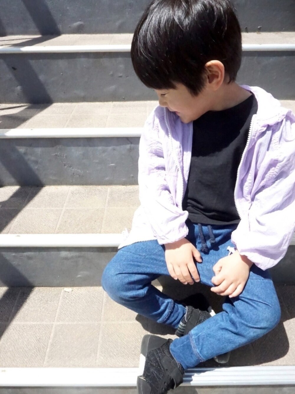 「4歳、男の子、パーカー、ナイロンパーカー、シアー、デニム、devirock、スラップスリップ、SLAPSLIP、PR」｜「SLAP SLIPのSLAP SLIP/ナイロンパーカー（パーカー、パープル系）」を使った、tooowaさん（キッズ・100cm）の春コーディネートの1枚目の写真