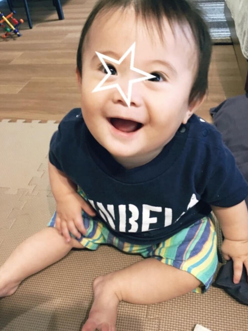 「赤ちゃん、0歳８ヶ月、男の子、ベビーコーデ、夏、沖縄、ジンベイザメ、おそろいTシャツ、RAG MART、ユニクロ」｜「RAGMARTのアイテム（その他パンツ、グリーン系）」を使った、tooowaさん（キッズ・70cm）の夏コーディネートの1枚目の写真