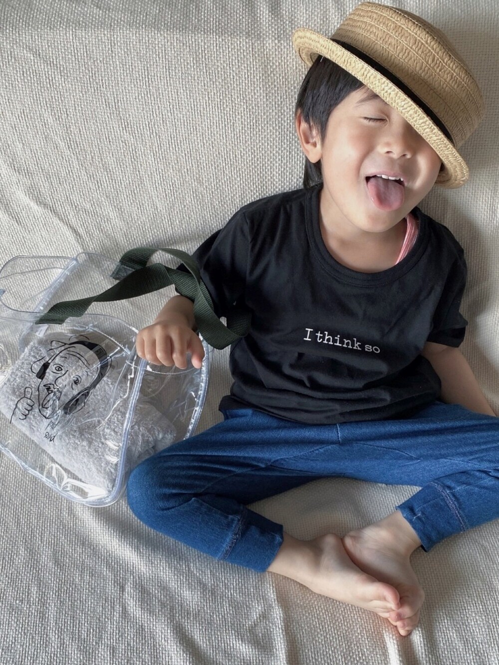 「4歳、男の子、プチプラ、b-room、ビールーム、プールバッグ、クリアバッグ、デニムパンツ、カンカン帽、DAISO」｜「b・ROOMの【WEB限定】アソートグラフィック半袖Tシャツ（Tシャツ/カットソー、ブラック系）」を使った、tooowaさん（キッズ・100cm）の春コーディネートの1枚目の写真