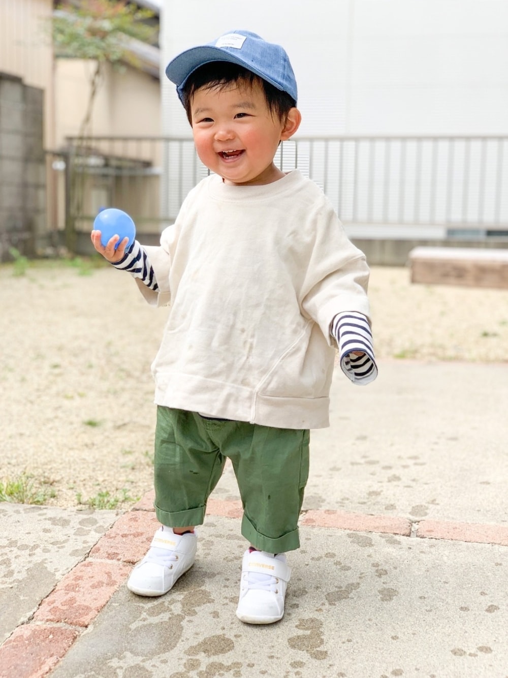 ベージュ系のTシャツ/カットソー、ホワイト系のその他トップス、グリーン系のパンツを着用したキッズの春コーディネートの1枚目の写真