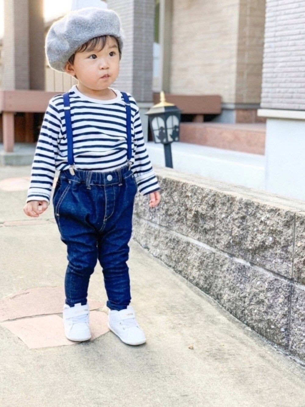 ホワイト系のその他トップス、ブルー系のデニムパンツ、ホワイト系のスニーカーを着用したキッズの秋コーディネートの1枚目の写真