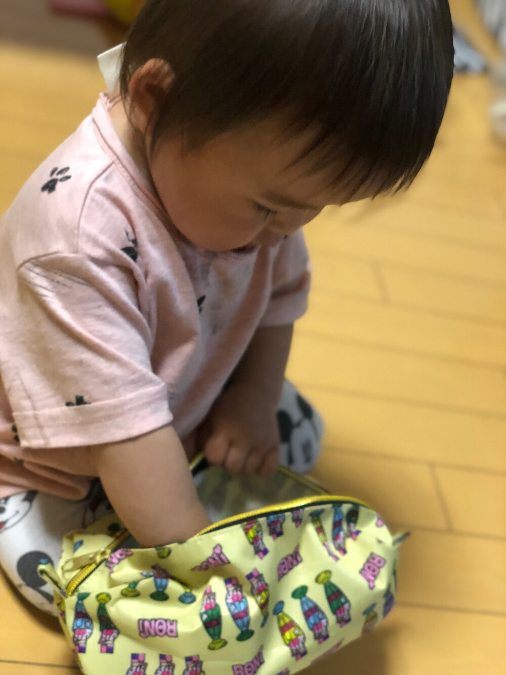「1歳、シンプルコーデ、ピンク、犬、ディズニー、夏、カジュアルコーデ」｜「ZARA KIDSのアイテム（Tシャツ/カットソー、ピンク系）」を使った、rumiiii×riana×ririさん（キッズ・70cm）の春コーディネートの1枚目の写真