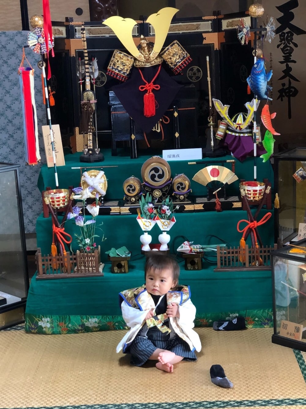 ホワイト系のトップス、ホワイト系のトップス、ホワイト系のトップスを着用したキッズの春コーディネートの1枚目の写真