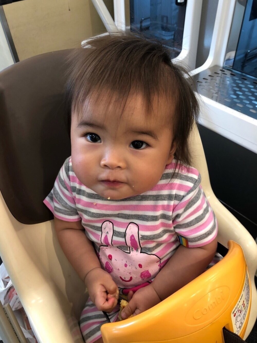 ピンク系のロンパース、ピンク系のロンパース、ピンク系のロンパースを着用したキッズの春コーディネートの1枚目の写真