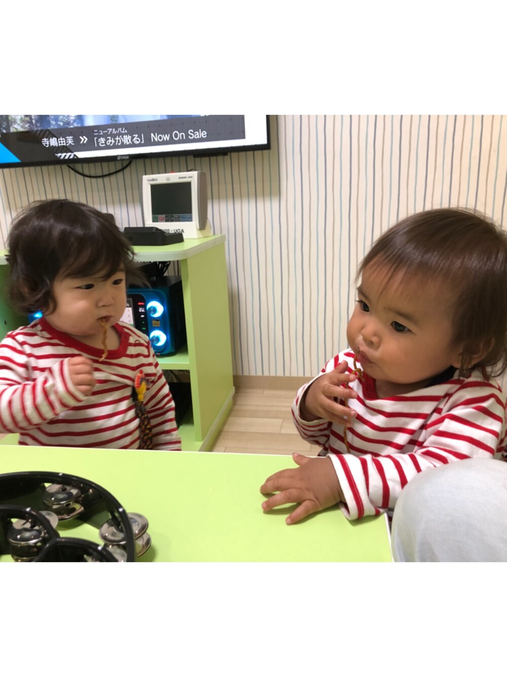 レッド系のTシャツ/カットソー、レッド系のトップス、ホワイト系のトップスを着用したキッズの春コーディネートの1枚目の写真