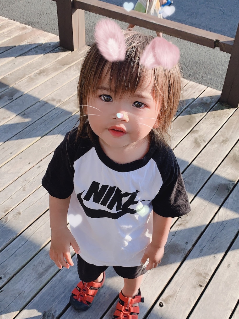 「カジュアルコーデ、シンプルコーデ、夏休み、海、2歳、白Tシャツ、むすこーで」｜「NIKEのアイテム（Tシャツ/カットソー、ホワイト系）」を使った、rumiiii×riana×ririさん（キッズ・70cm）の夏コーディネートの1枚目の写真