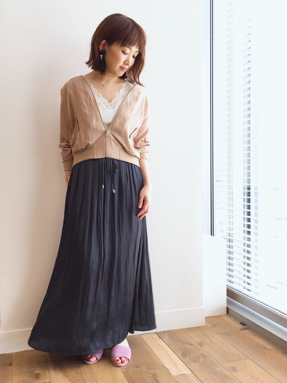 「スカート、ピンク、大人カジュアル、アパートバイローリーズ、スカートスタイル、シャツスタイル、ミュール、outfit、apartbylowrys、オトナカジュアル」｜「A part byのシルクコットンレースタンク 744096 （タンクトップ、ホワイト系）」を使った、mihoさん（レディース・153cm）の春コーディネートの1枚目の写真