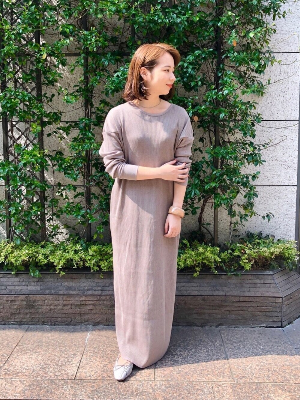 グレー系のバレエシューズ、グレー系のワンピースを着用したレディースの夏コーディネートの1枚目の写真