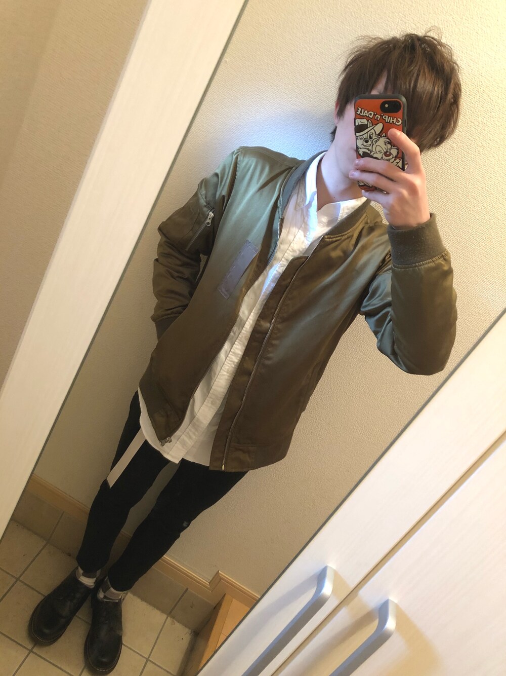 「休日スタイル、カジュアルコーデ、MA-1、白シャツ、スキニー、ガチャベルト、ドクターマーチン、欅坂46、いいね、save、フォローお願いします🤑」｜「UNIQLOのMEN オックスフォードスリムフィットシャツ（長袖）＋（シャツ/ブラウス、ホワイト系）」を使った、カルマ//karumaさん（メンズ・168cm）の冬コーディネートの1枚目の写真