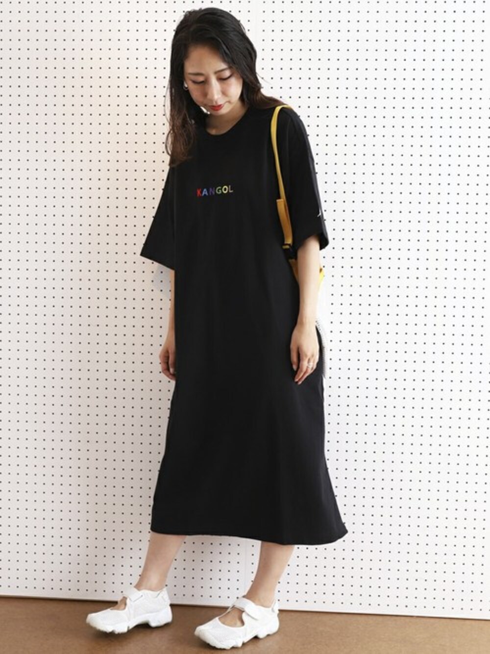 「ビッグシルエット、ロゴT、休日スタイル、freak's store、リラックススタイル、ootd、フリークスストア、Tシャツワンピ、カンゴール、メッシュバッグ」｜「KANGOLの【WEB限定】KANGOL×FREAK'S STORE/カンゴール 別注ロゴ刺繍ワンピース 半袖（ビッグシルエット/Tシャツ ワンピース）（ワンピース、ブラック系）」を使った、akaneさん（レディース・162cm）の夏コーディネートの1枚目の写真