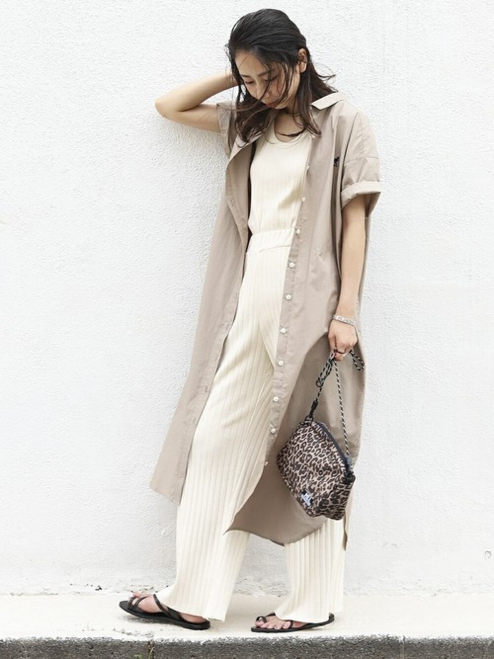 ベージュ系のシャツワンピース、ブラック系のサンダル、その他のショルダーバッグを着用したレディースの夏コーディネートの1枚目の写真