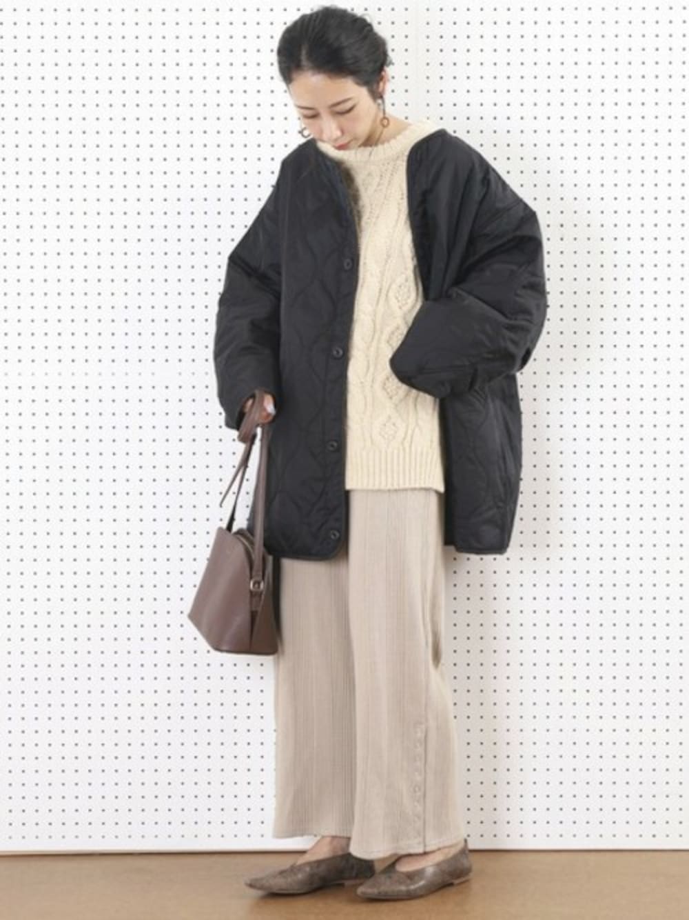 ブラック系のノーカラージャケット、ブラウン系のバレエシューズ、ブラウン系のショルダーバッグを着用したレディースの秋コーディネートの1枚目の写真