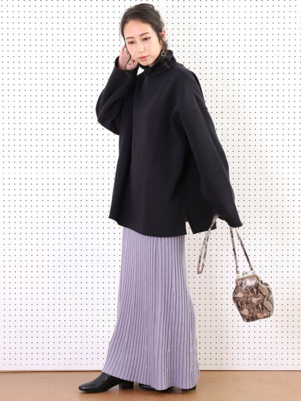 「スウェット、ビッグシルエット、ハイネック、タートルネック、プリーツスカート、freak's store、パイソン柄、フリークスストア、カジュアルコーデ、パープル×黒」｜「FREAK'S STOREの【WEB限定】裏起毛スウェットタートルネックプルオーバー(ビッグシルエット)（スウェット、ブラック系）」を使った、akaneさん（レディース・162cm）の秋コーディネートの1枚目の写真