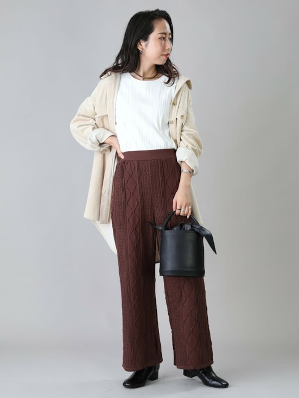 「ビッグシルエット、コーデュロイ、スタッフコーデ、オーバーサイズ、ケーブル編み、freak's store、ニットパンツ、ビッグシャツ、フリークスストア、カジュアルコーデ」｜「FREAK'S STOREのケーブルコットンニットパンツ(フレアパンツ、ケーブルニット)（その他パンツ、ブラウン系）」を使った、akaneさん（レディース・162cm）の秋コーディネートの1枚目の写真