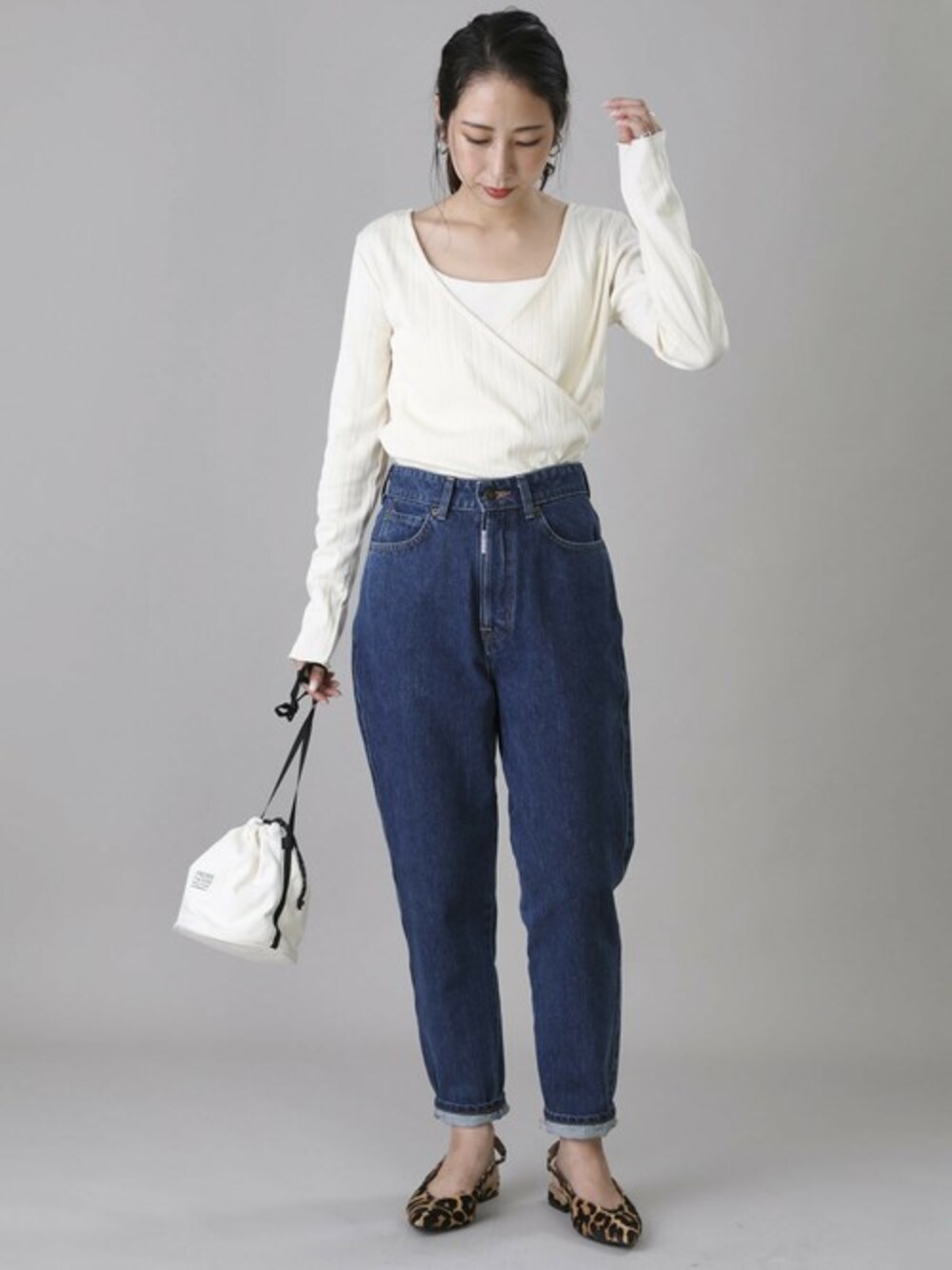 「テーパードパンツ、カシュクール、レオパード、スタッフコーデ、デニムパンツ、freak's store、フリークスストア、カジュアルコーデ、デニムコーデ、白Tシャツ」｜「FREAK'S STOREの針抜きフライス2WAYカシュクールトップス（Tシャツ/カットソー、ホワイト系）」を使った、akaneさん（レディース・162cm）の秋コーディネートの1枚目の写真