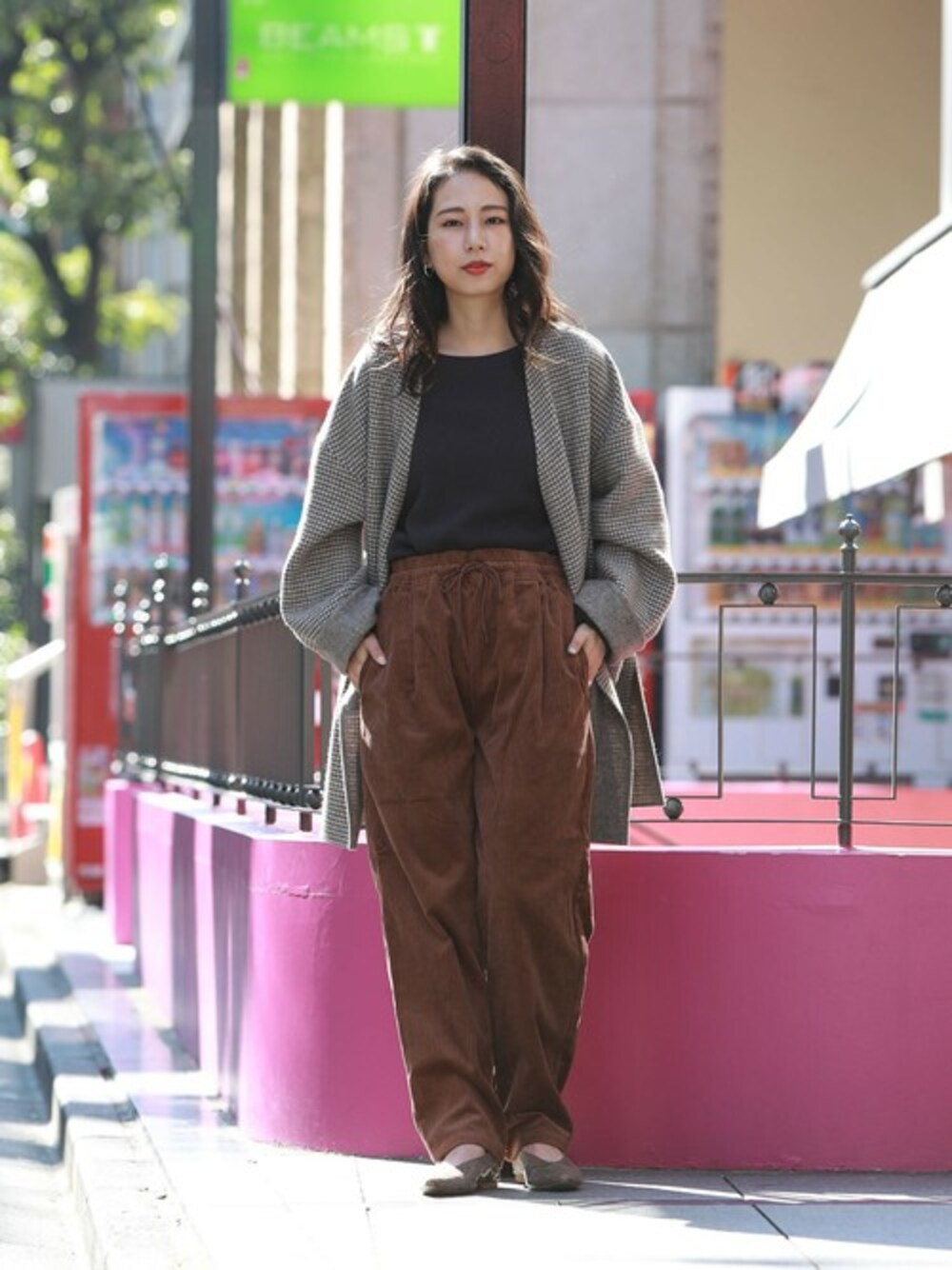 「スタッフコーデ、ボーイズライク、ノーカラーコート、メンズライク、freak's store、ラフスタイル、パンツスタイル、フリークスストア、カジュアルコーデ、シェフパンツ」｜「FREAK'S STOREのウォームシェフパンツ(リラックスパンツ、コーデュロイパンツ、チェックパンツ)（その他パンツ、ブラウン系）」を使った、akaneさん（レディース・162cm）の秋コーディネートの1枚目の写真