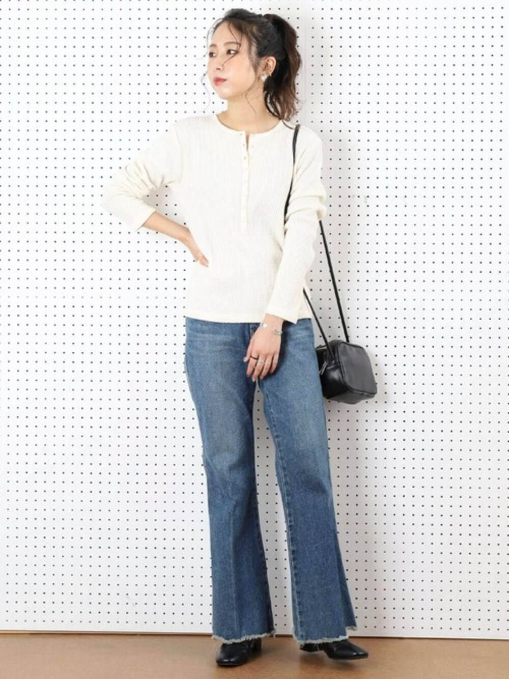 「デニム、カジュアル、スタッフコーデ、ショルダーバッグ、freak's store、ミニバッグ、フリークスストア、カジュアルコーデ、白Tシャツ、SOMETHING」｜「FREAK'S STOREの【WEB限定】起毛ワッフルヘンリープルオーバー（Tシャツ/カットソー、ベージュ系）」を使った、akaneさん（レディース・162cm）の冬コーディネートの1枚目の写真