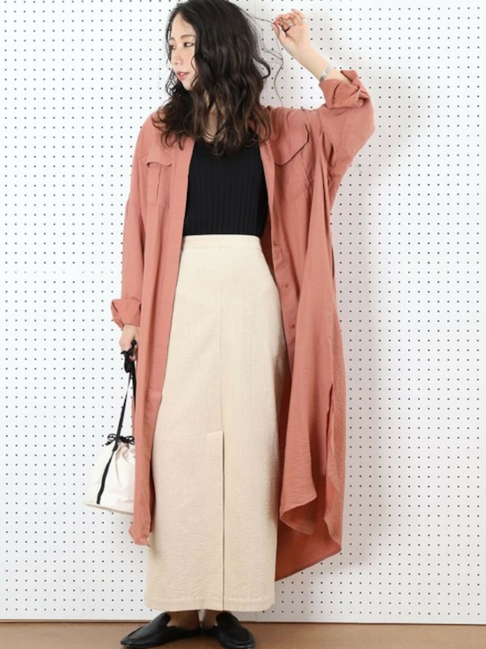 「コーデュロイ、スタッフコーデ、ピンク、シャツワンピース、シャツワンピ、freak's store、コーデュロイスカート、フリークスストア、カジュアルコーデ、バブーシュ」｜「FREAK'S STOREの▽【WEB限定】2WAYビッグシャツワンピース（ワンピース、ピンク系）」を使った、akaneさん（レディース・162cm）の冬コーディネートの1枚目の写真