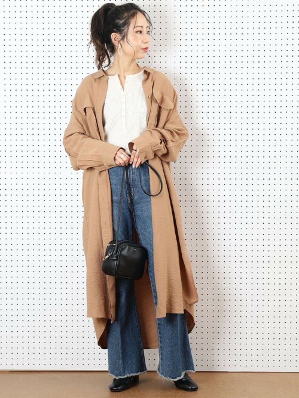 「デニム、スタッフコーデ、ショルダーバッグ、シャツワンピース、シャツワンピ、freak's store、ベージュコーデ、羽織り、フリークスストア、カジュアルコーデ」｜「FREAK'S STOREの▽【WEB限定】2WAYビッグシャツワンピース（ワンピース、ベージュ系）」を使った、akaneさん（レディース・162cm）の冬コーディネートの1枚目の写真