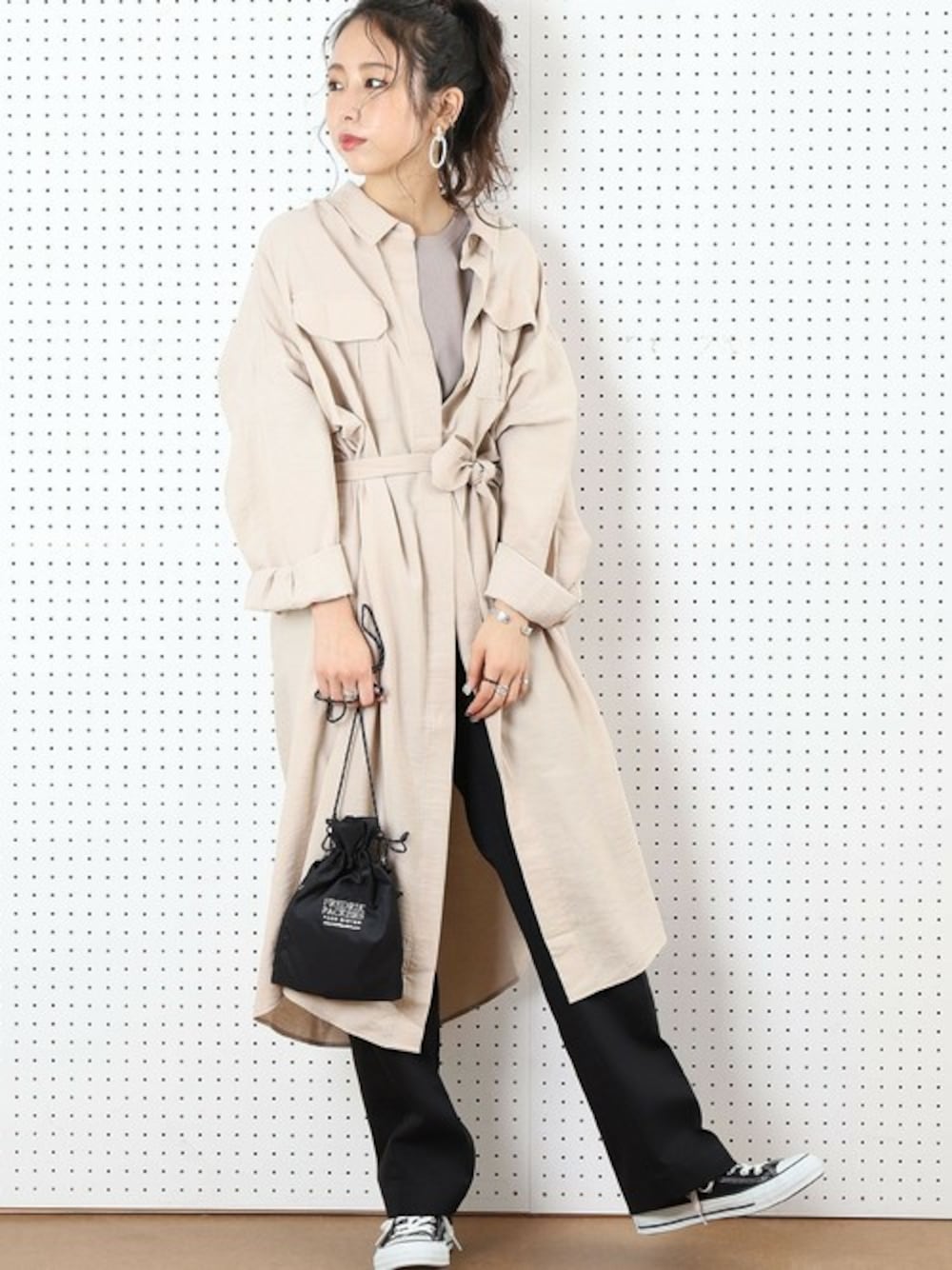 「コンバース、スタッフコーデ、シャツワンピース、ウエストマーク、シャツワンピ、freak's store、モノトーンコーデ、フリークスストア、カジュアルコーデ、ウエストリボン」｜「FREAK'S STOREの▽【WEB限定】2WAYビッグシャツワンピース（ワンピース、ベージュ系）」を使った、akaneさん（レディース・162cm）の冬コーディネートの1枚目の写真