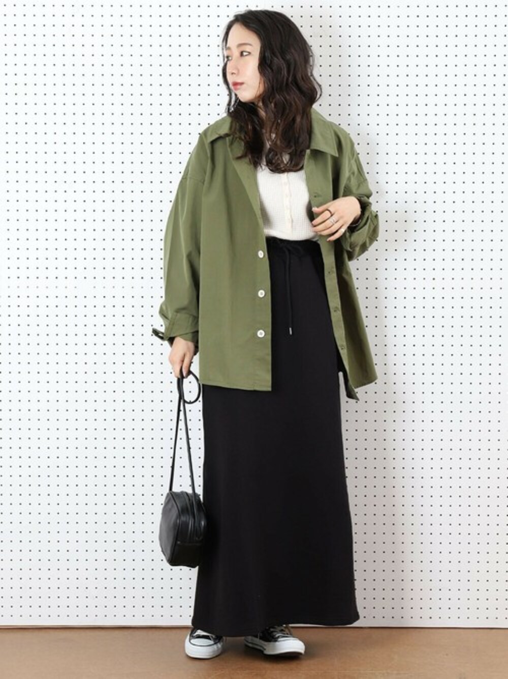 「コンバース、ビッグシルエット、スタッフコーデ、カーキ、シャツジャケット、freak's store、ビッグシャツ、フリークスストア、カジュアルコーデ、カーキシャツ」｜「FREAK'S STOREの▽【WEB限定】PENNEY'S/ペニーズ　ビッグシルエットシャツジャケット（シャツ/ブラウス、グリーン系）」を使った、akaneさん（レディース・162cm）の冬コーディネートの1枚目の写真