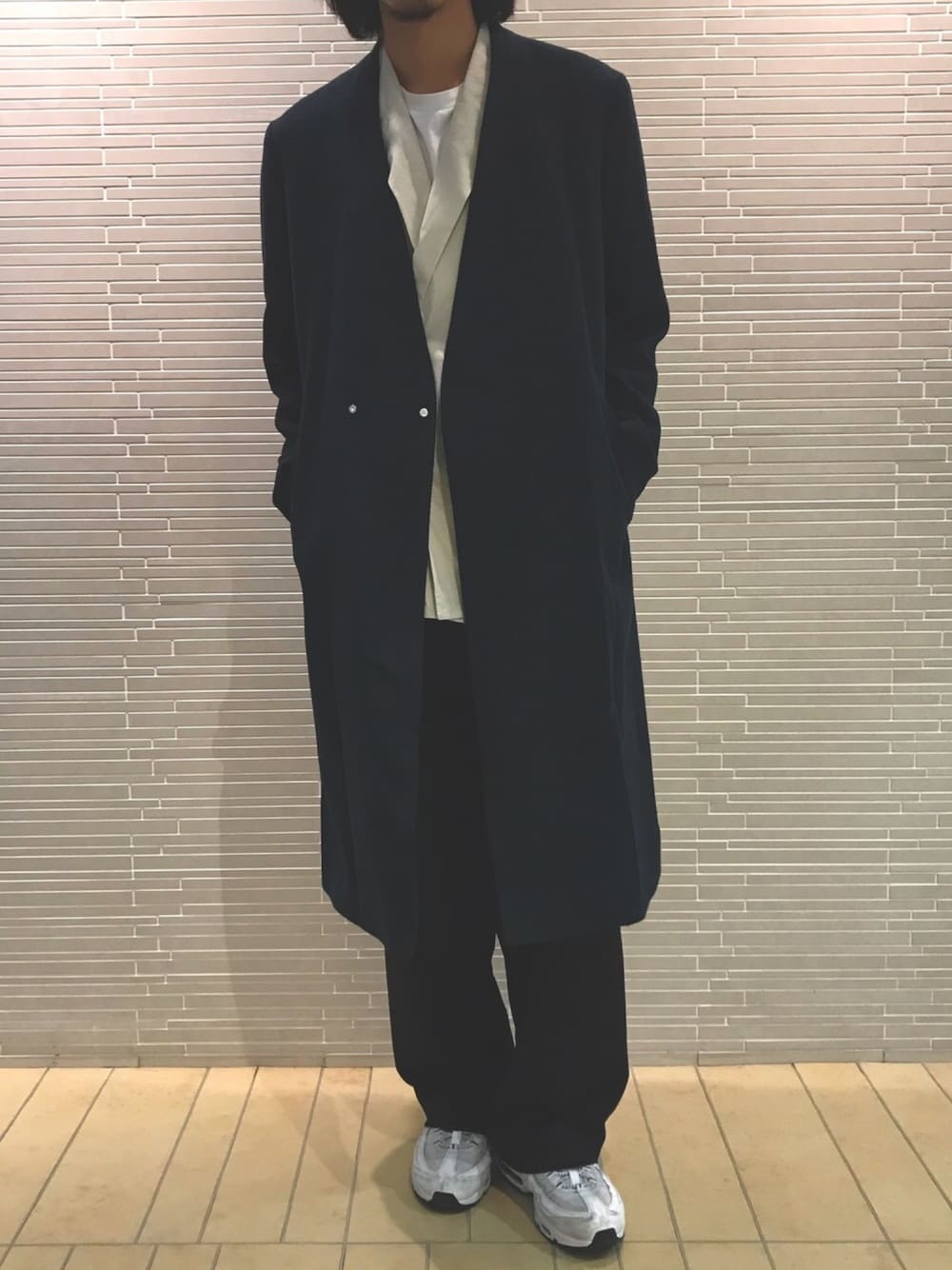 グリーン系のチェスターコートを着用したメンズの夏コーディネートの1枚目の写真