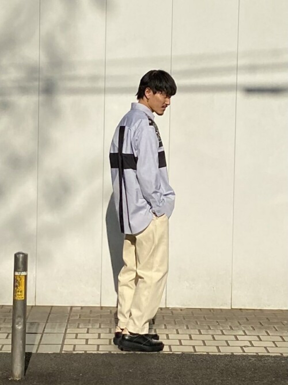 「＃デニム、＃カーディガン、#デニムパンツ、#コーディネート、#スラックス、#春コーデ、＃トレンド、#アースカラー、#今日のコーデ、#instaphoto」｜「UNITED TOKYOのTHOMAS MAISON バンダナコンビシャツ/ビッグシルエット（シャツ/ブラウス、グレー系）」を使った、水野亘さん（メンズ・175cm）の冬コーディネートの1枚目の写真
