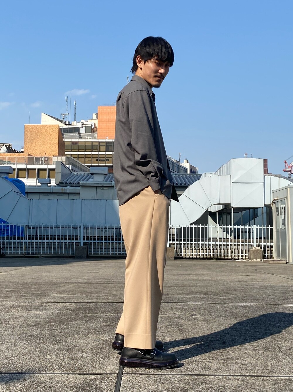 グレー系のシャツ/ブラウスを着用したメンズの冬コーディネートの1枚目の写真