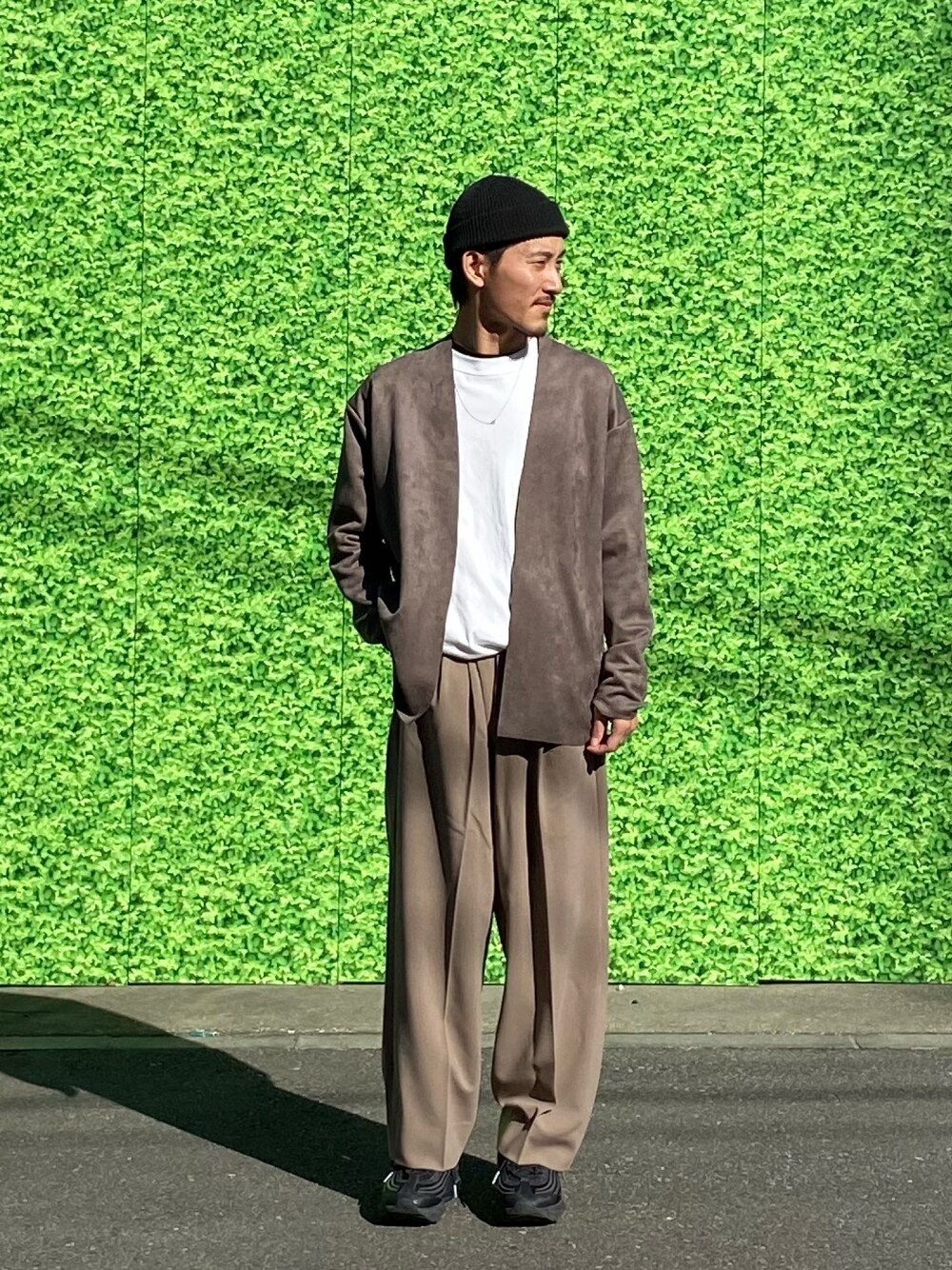 ブラウン系のカーディガン/ボレロを着用したメンズの冬コーディネートの1枚目の写真