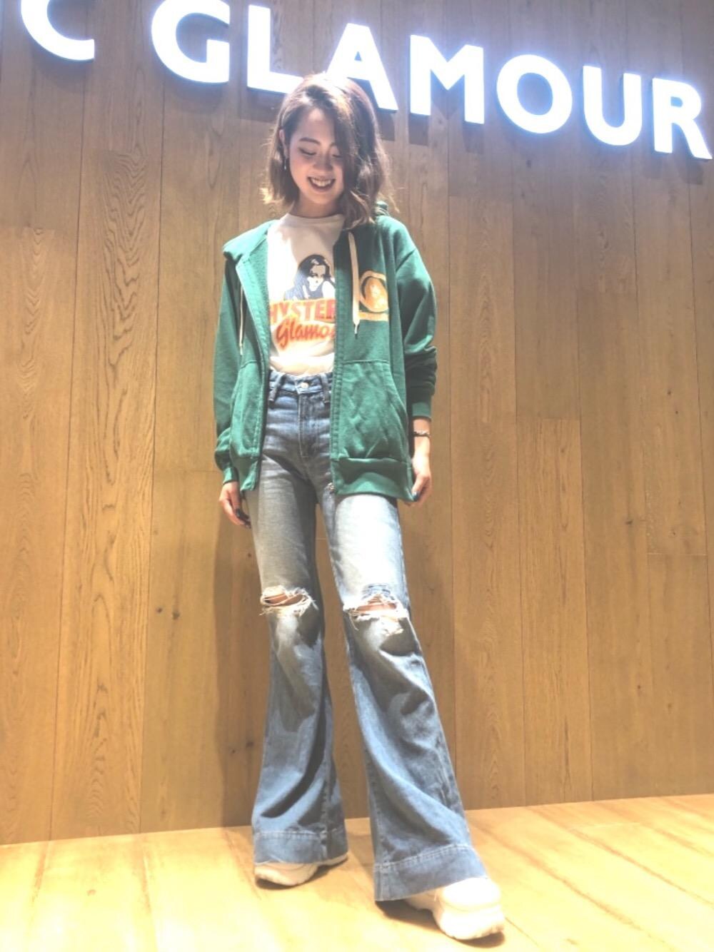 ホワイト系のTシャツ/カットソー、グリーン系のパーカー、ブルー系のデニムパンツを着用したレディースの秋コーディネートの1枚目の写真