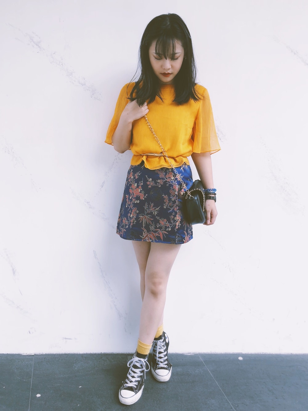 「converse、東區、Smashbox」｜「TABOOのアイテム（ジャンパースカート、ブルー系）」を使った、Esmeralda Fanさん（レディース・157cm）の春コーディネートの1枚目の写真