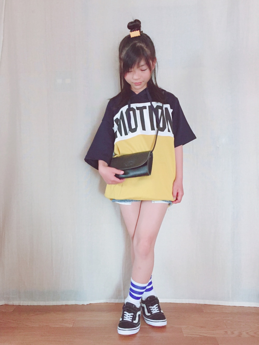 「ラガーシャツ、VANS、デニム、ショートパンツ、ラインソックス、ブルー、小学生」｜「VANSのキッズ VANS ヴァンズ OLD SKOOL オールドスクール V36CJ SP15 BLACK（スニーカー、ブラック系）」を使った、uranさん（キッズ・100cm）の春コーディネートの1枚目の写真