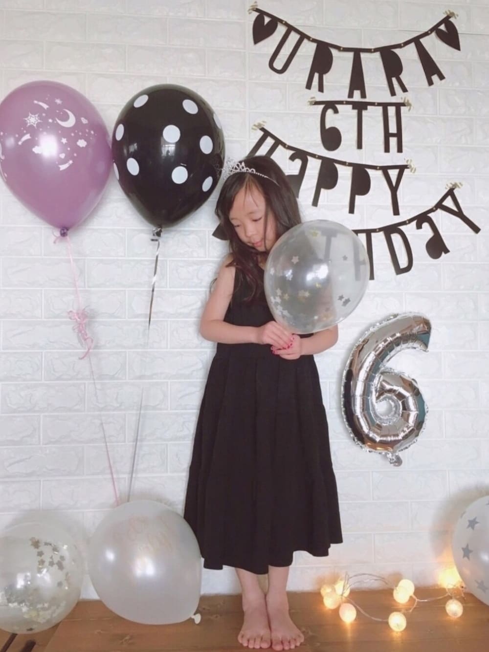 「誕生日、バースデー、ティアラ、6歳、シンプル、ティアード、バルーン」｜「enchante petitのアイテム（ワンピース、ブラック系）」を使った、uranさん（キッズ・100cm）の冬コーディネートの1枚目の写真