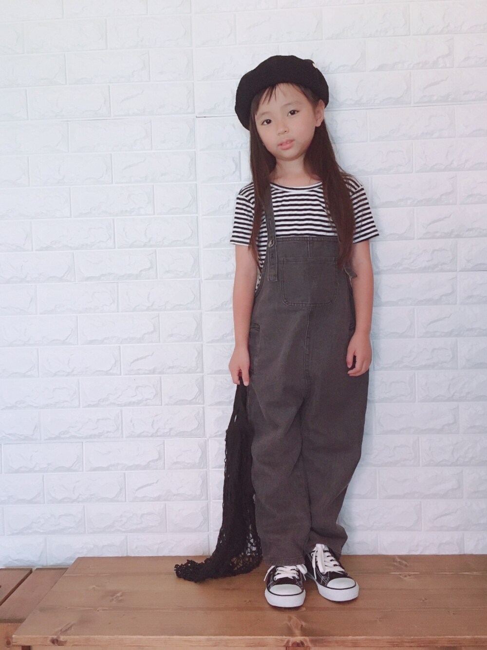 「夏のボーダーフェス、モノトーン、サロペット、背中あき、ボーダー、ベレー帽、小学生」｜「CONVERSEの【KIDS雑貨】コンバース チャイルドオールスターRZ OX シューズ（スニーカー、ブラック系）」を使った、uranさん（キッズ・110cm）の夏コーディネートの1枚目の写真