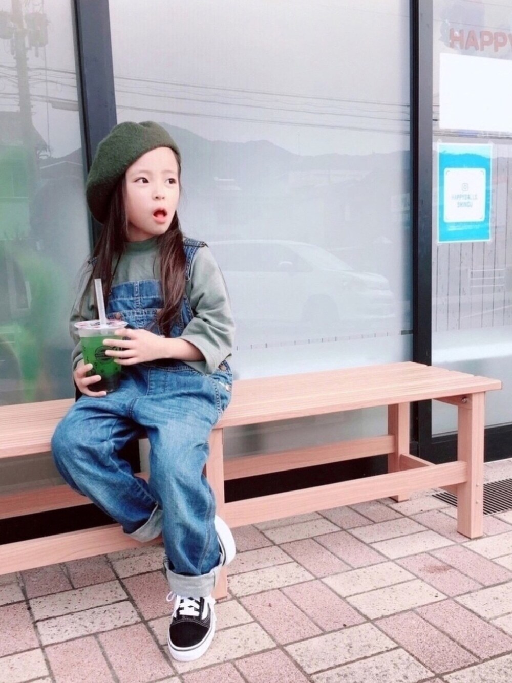 「秋サロペ2019きのこ派、ベレー帽、サロペット、キッズファッション、シンプルコーデ、カーキ、オールドスクール、１年生」｜「BRANSHESのモックネックロゴ8分袖Tシャツ（Tシャツ/カットソー、グリーン系）」を使った、uranさん（キッズ・110cm）の秋コーディネートの1枚目の写真