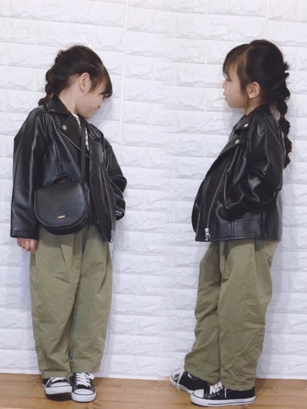 「ライダース、キッズファッション、ボーダー、テーパードパンツ、おしゃれさんと繋がりたい、カーキパンツ」｜「devirockのゆるっとボーダー長袖Tシャツ（Tシャツ/カットソー、ベージュ系）」を使った、uranさん（キッズ・110cm）の冬コーディネートの1枚目の写真