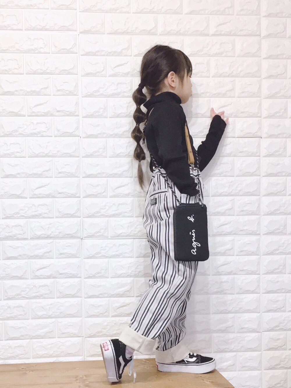 「ストライプ、タートルネック、サスペンダー、agnes b.、アニエスベー、テーパードパンツ」｜「apres les coursのタックテーパードパンツ 10分丈（その他パンツ、その他）」を使った、uranさん（キッズ・110cm）の春コーディネートの1枚目の写真