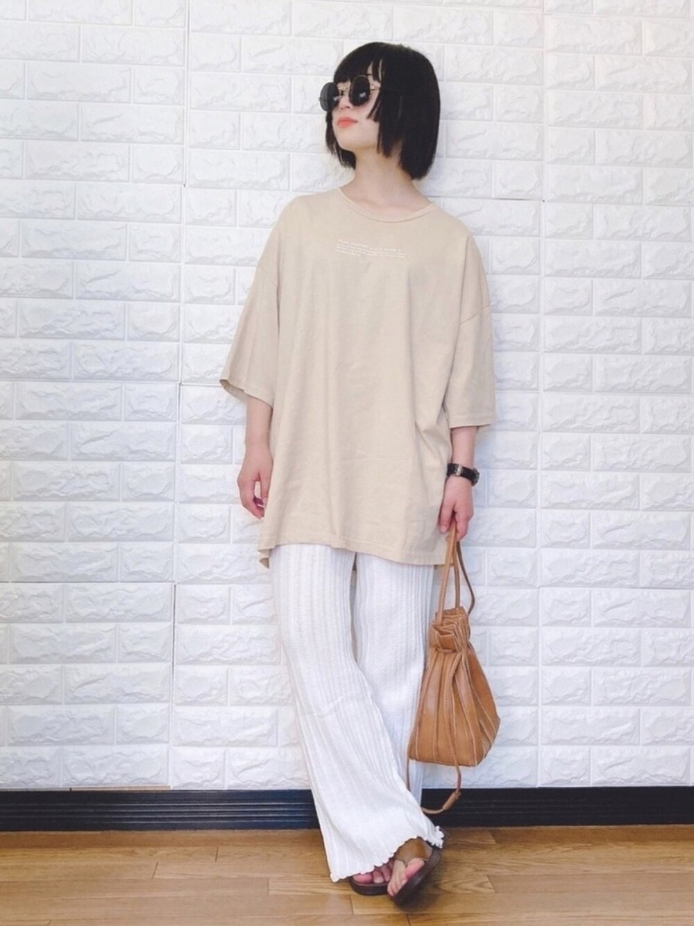 「リラックススタイル、フォトT、白パンツ、ニットパンツ、姫カット、サンダル、巾着バッグ、ベージュ、GU、低身長」｜「HoneysのフォトプリントＴシャツ（Tシャツ/カットソー、ベージュ系）」を使った、uranさん（キッズ・110cm）の夏コーディネートの1枚目の写真