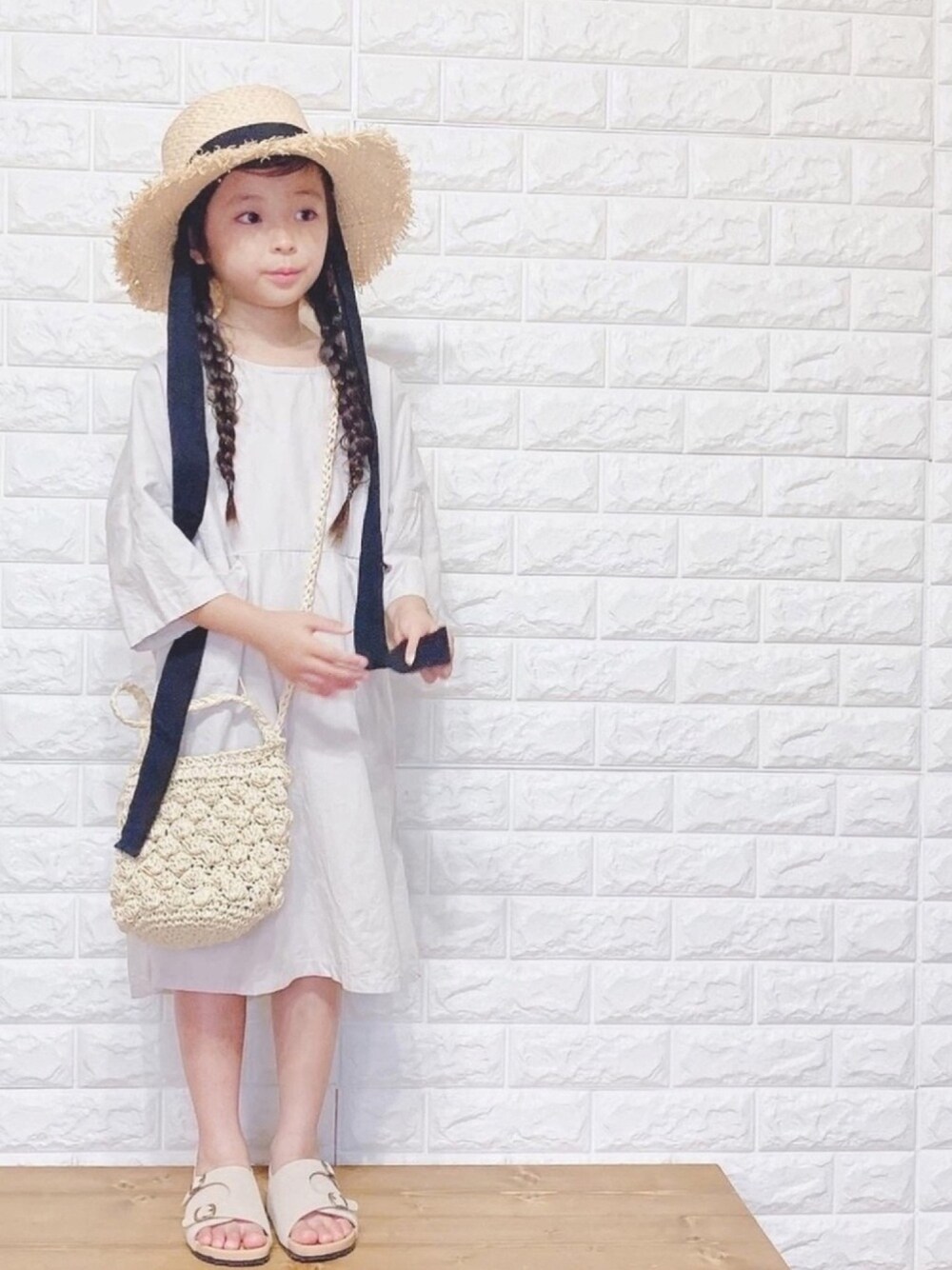 「韓国子供服、ワンピース、ワントーンコーデ、ベージュ、かごバッグ、カンカン帽、ラフィアハット、ナチュラル、ガーリー、コンフォートサンダル」｜「Koreaのアイテム（ワンピース、グレー系）」を使った、uranさん（キッズ・110cm）の夏コーディネートの1枚目の写真