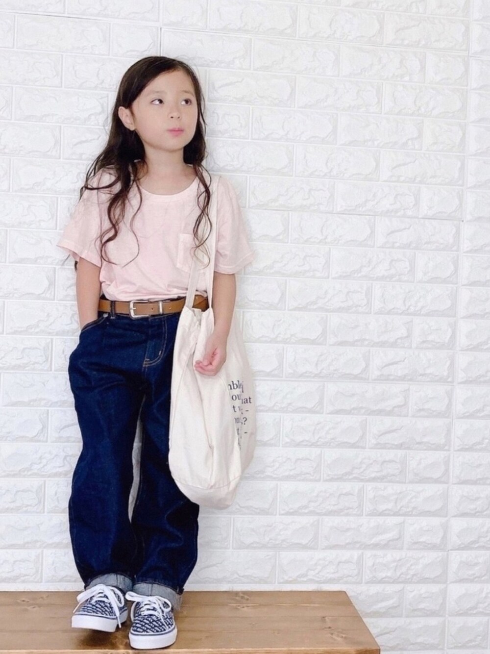 「エコバッグ、VANS、ブルー、ロゴトート、ピンク、トートバッグ、ローリーズファーム(LOWRYS FARM)、ZARA、お洒落さんとつながりたい、女の子」｜「GLOBAL WORKの【キッズ】ピグメントT/半袖/867448（Tシャツ/カットソー、ピンク系）」を使った、uranさん（キッズ・110cm）の秋コーディネートの1枚目の写真
