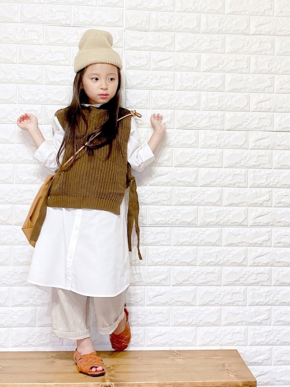 「サンダル、ニットベスト、シャツワンピ、シャツスタイル、ブラウン、秋服準備はじめました、ニット帽、休日スタイル、韓国子供服」｜「COMECHATTO&CLOSETのARTEX WATCH CAP（ニットキャップ/ビーニー、ホワイト系）」を使った、uranさん（キッズ・110cm）の秋コーディネートの1枚目の写真