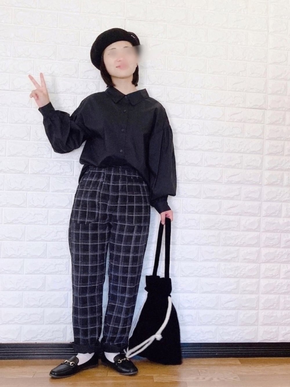 「ラブアンドピース2020、秋服準備はじめました、2020秋チェッカーず、オールブラック、プチプラ、ローファー×靴下、巾着バッグ、シェフパンツ、チェックパンツ、ベレー帽」｜「pairmanonのユニセックス ワイドシルエット 無地 チェック柄 ドット柄 コーデュロイ リラックス シェフパンツ（その他パンツ、ブラック系）」を使った、uranさん（キッズ・110cm）の秋コーディネートの1枚目の写真