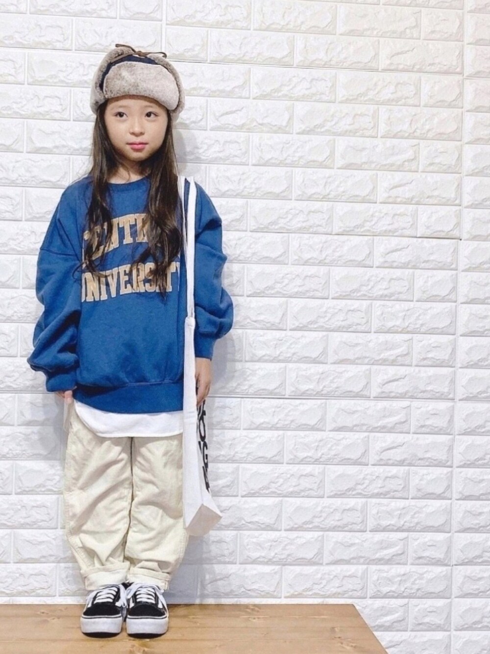 「秋コーデ、秋のマイ旬スタイル、スウェット、レイヤードスタイル、トートバッグ、VANS、フライトキャップ、ロゴスウェット、コーデュロイパンツ」｜「Ocean&Groundのカレッジロゴジャンボスウェット（80～140cm）（スウェット、ブルー系）」を使った、uranさん（キッズ・110cm）の秋コーディネートの1枚目の写真