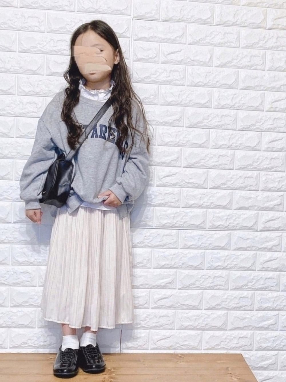 「プリーツスカート、スウェット、レイヤードスタイル、フリルブラウス、エナメルシューズ、スリッポン、白靴下、女の子コーデ、ショルダーバッグ、淡色コーデ」｜「coca（coca）のキッズ アソートプリントスウェットプルオーバー（スウェット、グレー系）」を使った、uranさん（キッズ・110cm）の秋コーディネートの1枚目の写真