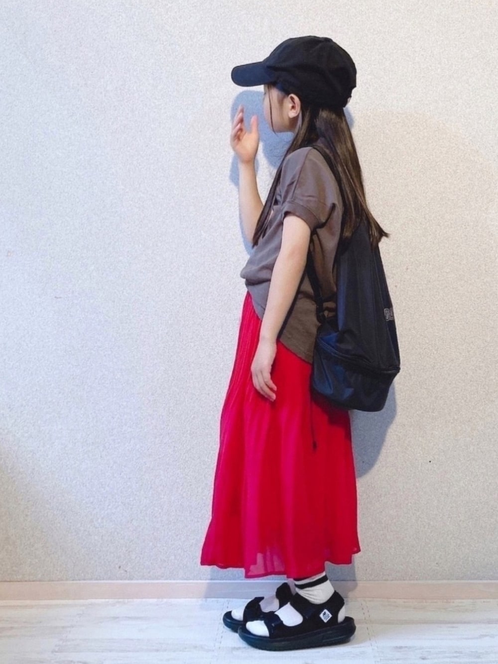 「ビタミンカラー、ロゴT、ロングスカート、サンダル、ラインソックス、リュック、キャップ、しまむら、プチプラ、devirock」｜「しまむらのアイテム（トップス、グレー系）」を使った、uranさん（キッズ・110cm）の春コーディネートの1枚目の写真
