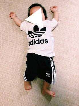 「adidas Originals（アディダスオリジナルス）のベビー キッズ アディダス トレフォイル Tシャツ adidas TREFOIL TEE BJ8515（Tシャツ/カットソー、ホワイト系）」を使った、nyaさん（キッズ・70cm）の春コーディネート