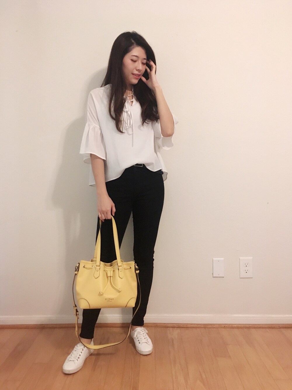 「simple、minimal、black、white、black and white、yellow、working style、office style」｜「Hollisterのアイテム（デニムパンツ、ブラック系）」を使った、Pattyさん（レディース・165cm）の秋コーディネートの1枚目の写真